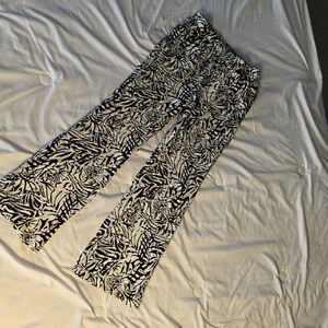 Black and White Patterned Women's Cropped Pants